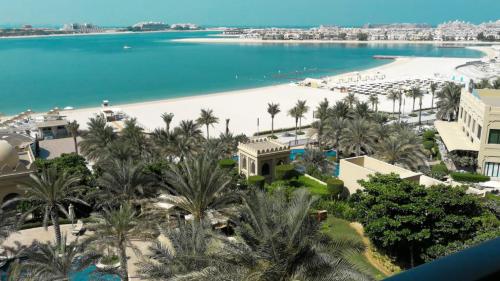 Een luchtfoto van Beautiful Apartment right on the beach, Fairmont South Residences