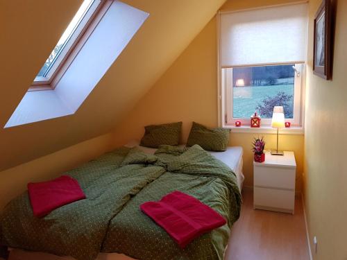 1 dormitorio con cama y ventana en Waldhouse, en Olofström