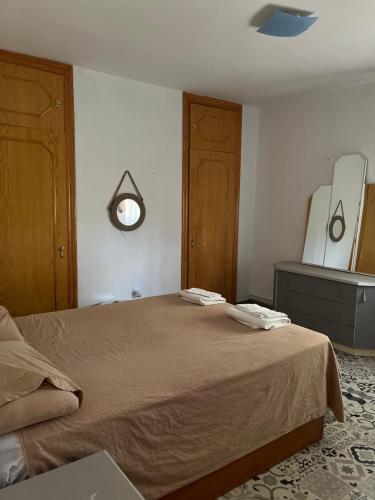 una camera da letto con un letto e uno specchio a parete di Casa Rústica ad Albacete