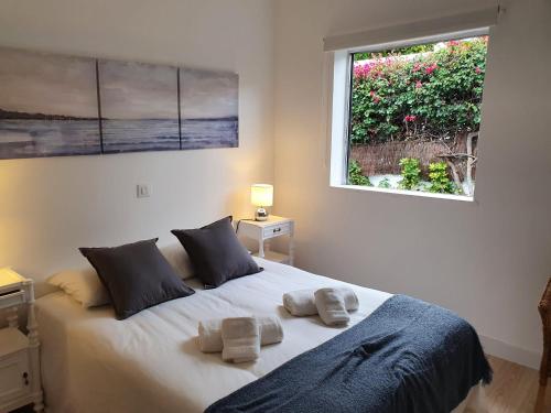 una camera da letto con un letto con due asciugamani sopra di Cozy and intimate bungalow in Puerto de la Cruz a Puerto de la Cruz
