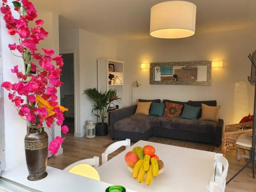een woonkamer met een tafel met fruit erop bij Cozy and intimate bungalow in Puerto de la Cruz in Puerto de la Cruz