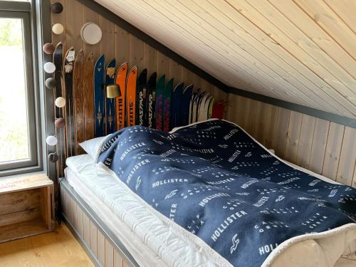 a room with skis and snowboards on a wall at Skarvhytta - moderne hytte med flott beliggenhet in Seim