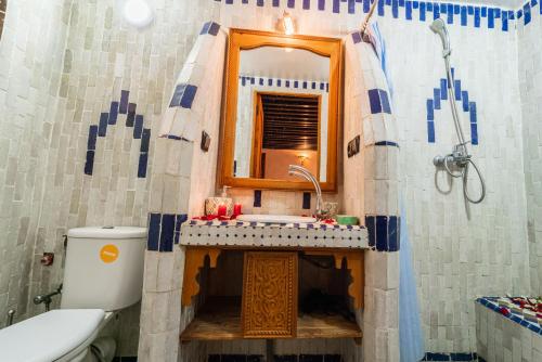 La salle de bains est pourvue d'un lavabo, de toilettes et d'un miroir. dans l'établissement Riad Taj Salma, à Fès