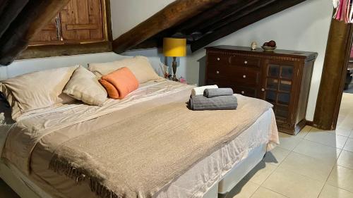 um quarto com uma cama com almofadas e uma cómoda em Conforto e Lazer é na Casa Bali em Ribeirão Preto