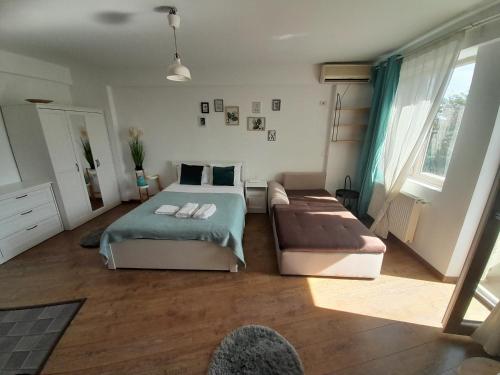 1 dormitorio con 2 camas y sofá en Complex Garsoniere FUNDENI, en Bucarest