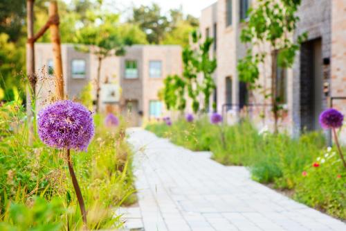 Ein Garten an der Unterkunft Aalernhüs hotel & spa