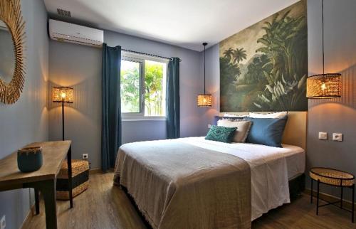 - une chambre avec un grand lit orné d'une peinture murale dans l'établissement Kaz Vavang magnifique villa 4 ETOILES, à Étang-Salé les Bains