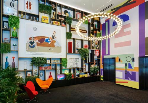 eine Lobby mit farbenfrohen Wänden und einem Kronleuchter in der Unterkunft citizenM Chicago Downtown in Chicago