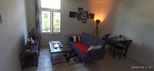 un salon avec un canapé et une table dans l'établissement Le Montchalusset, à Châtel-Guyon