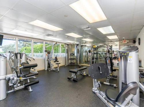 a gym with several treadmills and exercise bikes at Alojamiento con balcon hacia la playa 115 in Miami Beach