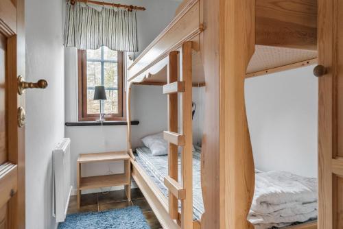 Zimmer mit 2 Etagenbetten und einem Fenster in der Unterkunft Mysig stuga i Sälen nära Hundfjället med bastu in Sälen