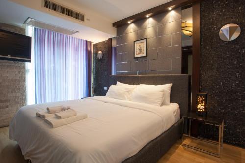 a bedroom with a large bed with white sheets at Sha2bedrooms Ensuite3baths Bangkok Downtown Mrt in Bangkok