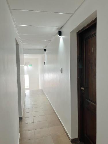 a hallway with a door and a tile floor at Hospedaje Los Ilustres in Tunuyán