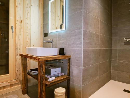 La salle de bains est pourvue d'un lavabo blanc et d'un mur carrelé. dans l'établissement Chalet Samoëns, 4 pièces, 6 personnes - FR-1-624-5, à Samoëns
