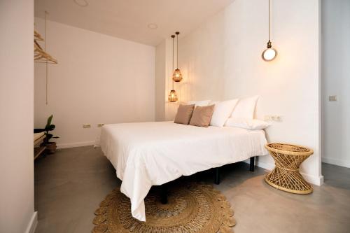 sypialnia z dużym białym łóżkiem i stołem w obiekcie Donna Suite w mieście Arrecife