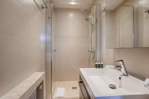 une salle de bain avec un lavabo et une douche dans l'établissement La Villa Normande - Trois Pièces - Deauville Centre, à Deauville