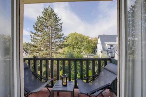 eine Terrasse mit 2 Stühlen und einem Tisch auf dem Balkon in der Unterkunft La Villa Normande - Trois Pièces - Deauville Centre in Deauville