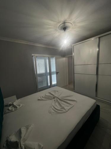 una camera con letto bianco e soffitto di 090 Center Apartment a Tirana