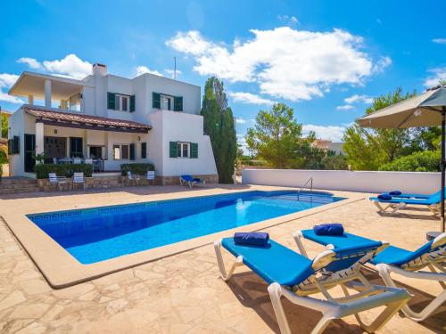 een villa met zwembad voor een huis bij Villa Murada Lisboa by Interhome in Cala Murada