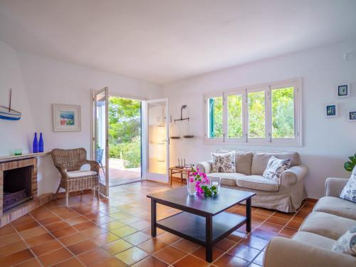 een woonkamer met een bank en een tafel bij Villa Murada Lisboa by Interhome in Cala Murada