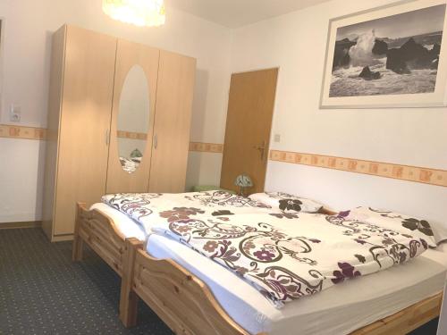 En eller flere senge i et værelse på Ferienwohnung Kastanienhof, 35165