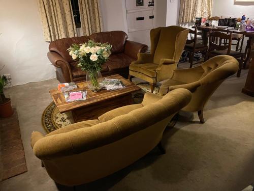 Ruang duduk di Beautiful Character Thatched Pet Friendly House