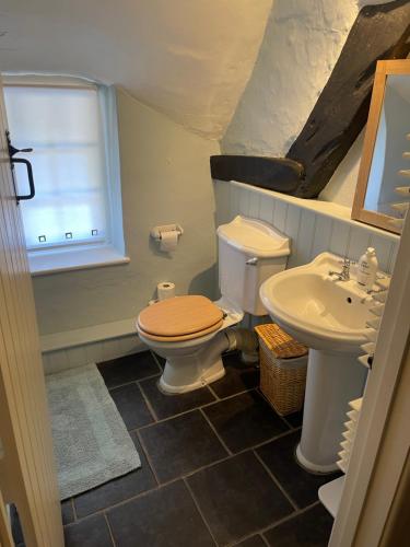 Bilik mandi di Beautiful Character Thatched Pet Friendly House