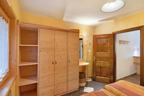 um quarto com armários de madeira e uma cama num quarto em Residence Attila Panorama em Livigno