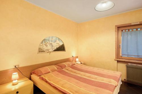um quarto com uma cama e uma janela em Residence Attila Panorama em Livigno