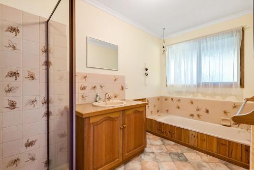 Kylpyhuone majoituspaikassa Lochys Rest