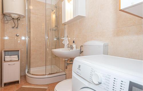 La salle de bains est pourvue d'une douche, de toilettes et d'un lavabo. dans l'établissement Cozy Home In Bilice With Kitchen, à Bilice