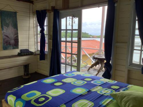 1 dormitorio con cama y vistas a un balcón en Life is good casa en Istmito