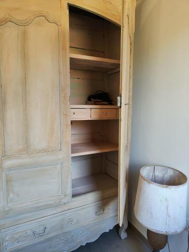 a wooden hutch with a lamp in a room at B&b La Casa Nel Vento in Torpè