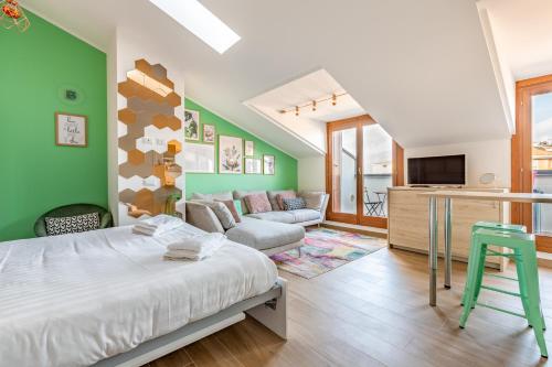 GuestHost - Cozy Studio With Parking 5 min walk from the bus stop