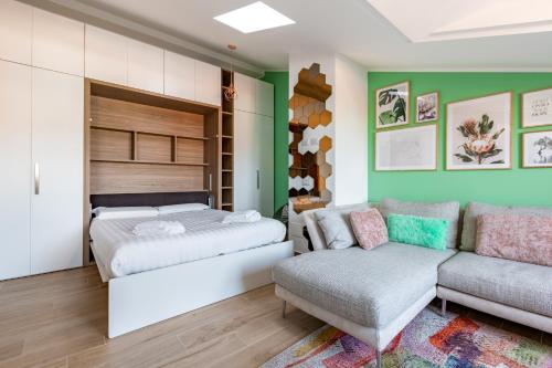 Posteľ alebo postele v izbe v ubytovaní Cozy Studio W/Parking 5 min walk from the bus stop