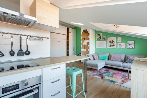 GuestHost - Cozy Studio With Parking 5 min walk from the bus stop