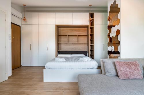 GuestHost - Cozy Studio With Parking 5 min walk from the bus stop