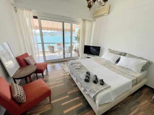 Marine Apartment with sea & port view!