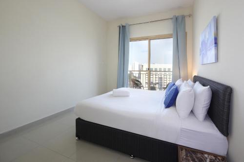 Postel nebo postele na pokoji v ubytování RH- Bright 1BR in JVC, near Circle mall