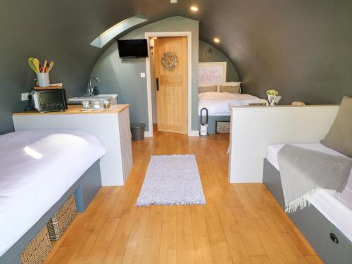 尤托克西特的住宿－Oak，一间小客房,配有两张床和一间浴室