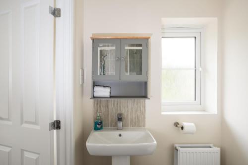 A bathroom at Peak District New Modern Cottage with Mountain Views