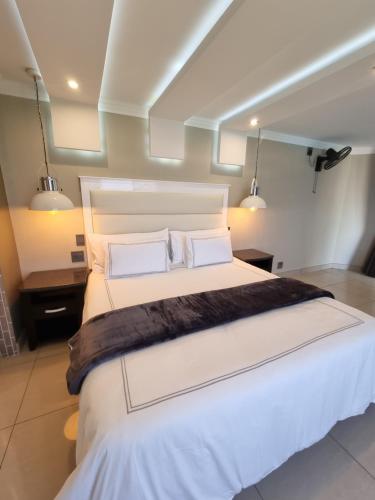 Postel nebo postele na pokoji v ubytování Weston Guest House Krugersdorp