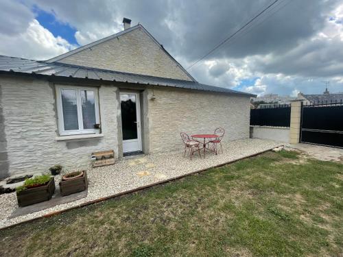 un patio avec une table et des chaises dans une cour dans l'établissement Anthology, à Châteauroux