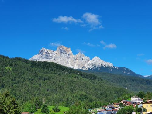 a mountain in the distance with a town and a city at Accogliente attico vista Dolomiti in Vodo Cadore