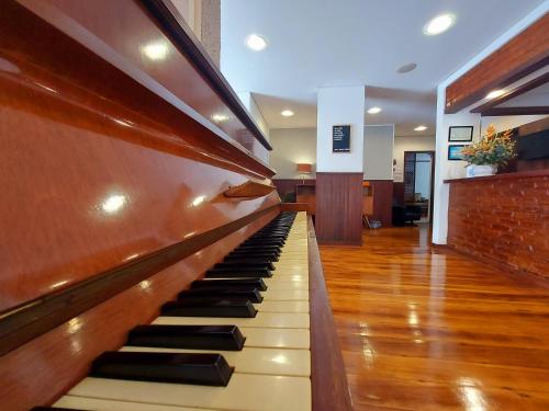 a piano in the middle of a hallway at Hotel Mount Everest in Nova Friburgo
