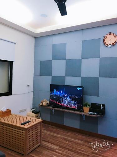 Televisyen dan/atau pusat hiburan di 大鳥240 號Guesthouse