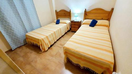Habitación pequeña con 2 camas en Apartamento portil en El Portil