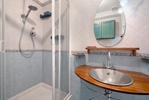a bathroom with a sink and a shower with a mirror at A due passi dal mare in Chiavari