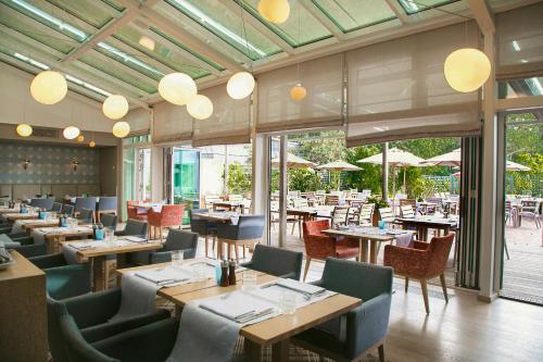 Ein Restaurant oder anderes Speiselokal in der Unterkunft Aalernhüs hotel & spa 