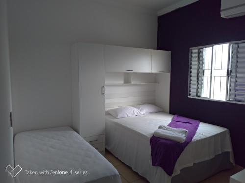 a bedroom with two beds and a window at Pousada Lirio dos Vales in Prado